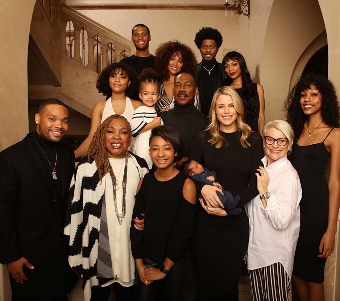 A picture of Eddie Murphy with all his 10 children.